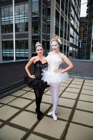 Black And White Swan Halloween Costume Here S A Whole Bunch Of Halloween Costumes To Help Inspire Yours Black And White Costume Black Swan Costume Costumes