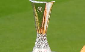 La uefa presentó este lunes el trofeo de la conference league, la tercera competición europea que jugará su primera. Hbjwbw 1g4q 7m