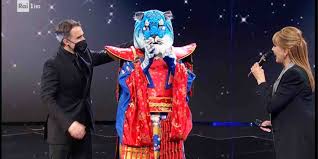 La prossima puntata, l'ultima, si aprirà con lo spareggio tra orsetto e farfalla. Il Cantante Mascherato 2021 Chi E La Maschera Di Tigre Azzurra