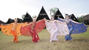 Tari merak memiliki pola lantai garis lurus dan pola lantai garis lengkung. Sejarah Tari Merak Dan Asal Usulnya Sampai Jadi Icon Jawa Barat