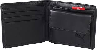 Inspired by the most iconic elements of the racing world, the scuderia ferrari men's wallet conveys a passion for sports and attention to style: Sc427agt03etjm