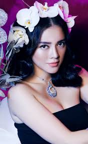 Lý nhã kỳ là nữ diễn viên điện ảnh được biết đến qua nhiều phim truyền hình lẫn điện ảnh. Tiá»ƒu Sá»­ Ly Nha Ká»³
