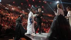 Le contraste entre la voix de l'artiste au micro pour « résidents de la république » et celle de l'homme venant recevoir. Victoire De La Musique 2018 Matthieu Chedid M