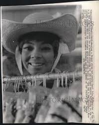 1966 Press Photo Carol Cole daughter Nat King Cole shopping Owl & Pussycat 