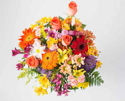 Dispon�vel em tr�s tamanhos, esta elegante coroa de flores possui flores belas e frescas. Buque Flores Do Campo Isabela Flores