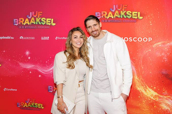 Romanticus Rico Verhoeven staat daags na titanenstrijd voor iconisch feest  met verloofde | Sportnieuws.nl
