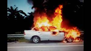 Bonet terbakar, cermin kereta pecah. Kereta Terbakar Selepas Kemalangan Youtube