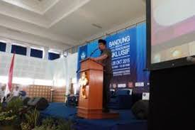 10.00 dan 12.00 perbedaan waktu masuk dan pulang dimaksudkan untuk mengantisipasi terjadinya keterlambatan siswa karena kesulitan mendapatkan angkutan atau macet, dan agar terciptanya kenyamanan pada saat istirahat. Ridwan Kamil Wajibkan Tiap Sekolah Terima Anak Penyandang Disabilitas