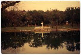 Glen eyrie hosted a robin hood girls camp (unaffiliated with the navigators) in 1916! Cross At Glen Lake Camp The Portal To Texas History