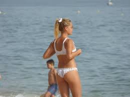 He is a senior game designer of sound and music at valve. Fantastica Kelly Bailey Arrasa Nas Praias Algarvias Com Corpo De Sonho Celebridades Flash