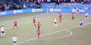 Nella situazione che si è rivelata decisiva, prima l'arbitro ha lasciato giocare anche se c'erano due palloni in campo. Niv5rfniawlcrm