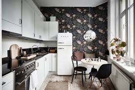 Se l'idea di posare la carta da parati in cucina ti mette ansia, sei nel posto giusto! 12 Carte Da Parati Per Rallegrare Una Cucina Bianca