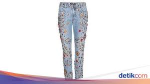 Pada bagian ini, item klasik dari merek ini dijual dengan cara di lelang dan seorang kolektor jepang memenangkannya dengan membayar lebih. Foto Jeans Paling Mahal Di Dunia Ada Yang Seharga Rumah Mewah