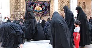 يحتفل الشيعة في 18 من ذي الحجة في كل عام بعيد الغدير وهو اليوم الذي خطب فيه النبي محمد خطبة عيَّن فيها علي بن أبي طالب مولًى للمسلمين من بعده حسب نص الحديث، حيث يعتقد الشيعة بأن النبي قد أعلن عليًّا خليفة من بعده أثناء عودة المسلمين من حجة الوداع إلى المدينة المنورة في مكان يُسمى بـ غدير خم ولهذا سمي العيد بهذا الاسم, حيث يُسمَّى العيد عند الشيعة بـعيد الغدير نسبة إلى المكان الذي وقعت عنده الخطبة، وهو غدير خم القريب من الجحفة تحت شجرة هناك. 9 Ø·Ù‚ÙˆØ³ ÙŠÙ…Ø§Ø±Ø³Ù‡Ø§ Ø§Ù„Ø´ÙŠØ¹Ø© Ø§Ø­ØªÙØ§Ù„ Ø§ Ø¨Ø¹ÙŠØ¯ Ø§Ù„ØºØ¯ÙŠØ± Ø£Ø¨Ø±Ø²Ù‡Ø§ Ø§Ù„ØµÙˆÙ… ÙˆØ§Ù„Ø§ØºØªØ³Ø§Ù„ ÙˆØ§Ù„Ø¥ÙƒØ«Ø§Ø± Ù…Ù† Ø¯Ø¹Ø§Ø¡ Ø§Ù„Ù†Ø¯Ø¨Ø© ÙŠØµÙ„ÙˆÙ† Ø±ÙƒØ¹ØªÙŠÙ† Ø·Ù…Ø¹ Ø§ ÙÙ‰ Ø«ÙˆØ§Ø¨ 100 Ø£Ù„Ù Ø­Ø¬Ø© ÙˆÙŠØªØµØ¯Ù‚ÙˆÙ† Ø¨Ø¯Ø±Ù‡Ù… Ù„Ø§Ø¹ØªÙ‚Ø§Ø¯Ù‡Ù… Ø£Ù†Ù‡ ÙŠØ¹Ø§Ø¯Ù„ 100Ø£Ù„Ù Ø¨ØºÙŠØ±Ù‡ Ù…Ù† Ø§Ù„Ø£ÙŠØ§Ù… Ø§Ù„ÙŠÙˆÙ… Ø§Ù„Ø³Ø§Ø¨Ø¹