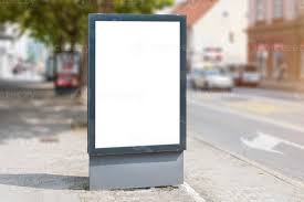 outdoor da cidade em branco, maquete de luz led. cartaz isolado em branco  para apresentação do anúncio. rua com carros ao fundo 7606932 Foto de stock  no Vecteezy
