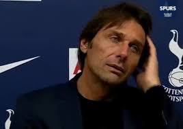 Conte e i capelli sono un binomio di cui si sente sempre più parlare, in radio, in televisione, sui giornali. Conte Sbeffeggiato Dopo La Sconfitta Si Sarebbe Strappato I Capelli Con Quello Che Ha Speso Video Stile Juve