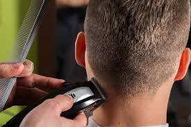 Als erstes die haare leicht anfeuchten und gut durchkämmen. Haare Selber Schneiden Profi Tipps Schlimme Fehler