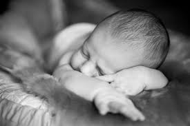 Dies kann zu völlig unterschiedlichen zeiten an diesem orientiert sich das baby und weiß instinktiv, wann die nachtruhe hereinbricht. Babys Schlaf Wie Viel Schlaf Brauchen Kinder In Welchem Alter