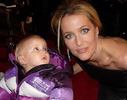 Bé 1 tuổi chụp ảnh với hơn 100 người nổi tiếng