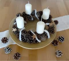 Kastanien, eicheln, nüsse und tannenzapfen fallen jetzt in hülle und fülle mit dem. Steffi S Hochzeitsblog Diy Adventskranz Aus Tannenzapfen