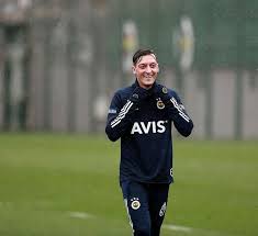 Yerine tecrübeli futbolcunun başkan recep tayyip erdoğan ile birlikte yer aldığı fotoğraf konulacak. Fenerbahce Nin Yildiz Futbolcusu Mesut Ozil Galatasaray Derbisinde Forma Giyecek Mi Erol Bulut Kararini Verdi Takvim