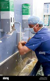 Hospital Surgeon washing hands and arms Stock Photo - Alamy
