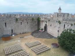 Notre hôtel est proche de la gare de sion (à seulement 1 km à vol d'oiseau) et de l'autoroute a9. Il Castello All Interno Foto Di Castello Dell Imperatore Prato Tripadvisor