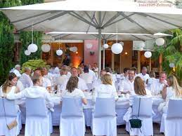 Friends cheering with white wine. Stilvoll Elegante White Dinner Party Villa Toskana Friends Trotzten Corona Leimen Lokal Leimen Lokal