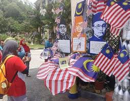 Hari kemerdekaan amerika serikat (independence day atau fourth of july) adalah hari libur federal setiap tanggal 4 juli di amerika serikat untuk memperingati disahkannya deklarasi kemerdekaan oleh kongres kontinental kedua pada 4 juli 1776. Hiasan Hari Merdeka Japen Anjur Pertandingan Bulan Kebangsaan 2019 Download Hiasan Pentas Hari Merdeka Download 100 Idea H Hiasan Gambar Gambar Hiasan