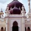 Anda dapat memilih bangunan masjid di bagian dalam masjid, anda dapat berpose seolah sedang ibadah berjamaah, sedangkan di bagian luar masjid, anda dapat menunjukkan kegiatan. 1