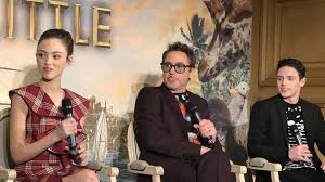 Oublier les aventures du docteur dolittle avec eddie murphy car ça n'a rien à voir. Robert Downey Jr D Iron Man Au Dr Doolittle