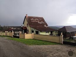 Potvrzené jsou i oběti, počet zatím není znám. Na Slovensku Se Vyskytlo Tornado Poskodilo Strechy Domu In Pocasi
