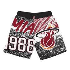 Heat and humidity rise during the summer, with daily highs reaching above 80 degrees fahrenheit (27 degrees celsius). Mitchell Ness Nba Miami Heat Shorts Shoraj19071 Mheblck Miami Heat Bekleidung Basketo De