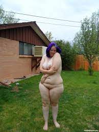 Mein mollige Freundin Tina posiert nackt im Garten - Nackte Frauen Bilder