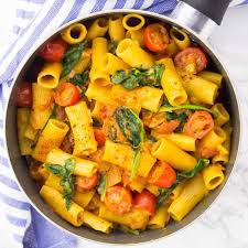 Vegan One Pot Pasta With Spinach And Tomatoes Includes 1 Onion Chopped 2 Cloves Of Garlic Minc Spinach Pasta Vegetarian Vegan Recipes Creamy Garlic Pasta