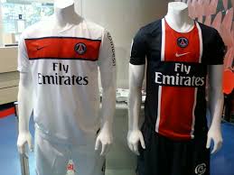 Un maillot rouge uni est adopté. Tenue Du Paris Saint Germain Wikipedia