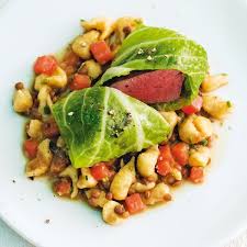Rehmedaillons Im Wirsingmantel Auf Knopfle Ragout Rezept Wirsing Rezepte Rehmedaillons