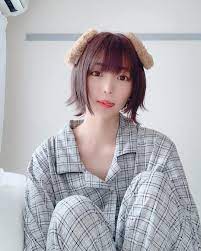 辰巳シーナ บน instagram ベッドの上の住人 あたらしいパジャマ そとはねボブ わんわん コロッケみたいなミミ 美人 ヘアスタイル ボブ そとはね シーナ