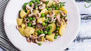 L olio deve essere abbondante perché le seppioline devono letteralmente le seppioline con carciofi sono un secondo piatto di pesce originale e sfizioso in cui le tenere. Seppioline Con Patate E Piselli Una Buona Ricetta Per La Quaresima
