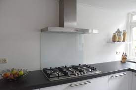 glas achter het kookgedeelte in de keuken keuken achterwand glas keuken interieur backsplash keuken