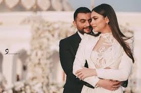 يذكر أن مسلسل أحسن أب من تأليف أحمد محي ومحمد المحمدي، إخراج معتز التوني، يشارك في بطولته علي ربيع، هشام إسماعيل، هالة فاخر، سامي مغاوري، عماد رشاد، هاجر أحمد، إيمان السيد، محمد الصاوي، حسام داغر، أحمد الشامي، مراد. Ù‡Ø§Ø¬Ø± Ø£Ø­Ù…Ø¯ ÙÙŠ Ø£ÙˆÙ„ Ø±Ø³Ø§Ù„Ø© Ø±ÙˆÙ…Ø§Ù†Ø³ÙŠØ© Ø¥Ù„Ù‰ Ø¹Ø±ÙŠØ³Ù‡Ø§ Ø¨Ø¹Ø¯ Ø¹Ù‚Ø¯ Ù‚Ø±Ø§Ù†Ù‡Ù…Ø§ Ø´Ø§Ù‡Ø¯ÙˆØ§ Ø§Ù„ØµÙˆØ±Ø© Ø§Ù„ØªÙŠ Ø¬Ù…Ø¹ØªÙ‡Ù…Ø§ Ù…Ø¬Ù„Ø© Ø§Ù„Ø¬Ù…ÙŠÙ„Ø©