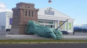 Isso porque a réplica da estátua da liberdade, da loja havan, desabou após a presença de ventos fortes no é possível conferir, no vídeo, que a estátua caiu para frente e atingiu a pista da rodovia. Pgw5oiqekzotcm
