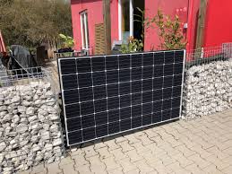 Solarpanel verwittern nicht, sind wenig fehleranfällig und selbst bei regen und sturm wetterfest. Solar Garten Inspiration Und Gute Ideen Solaranlage Photovoltaik Waermepumpe