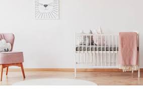 Yatağın yan tarafında bebeğin düşmesine engel olan korkuluklar bulunabilir. Bebek Yatagi Olculeri Nasil Olmalidir