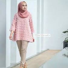 Baju brokat warna hitam yang satu ini merupakan atasan lengan panjang dengan model seperti pepplum, dengan menggunakan kain satin/sutera yang tebal dan juga halus. 3 Keistimewaan Busana Wanita Yang Dibuat Dari Bahan Linen Ruby