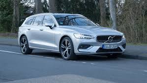 The dynamic v60 estate is a versatile estate car designed for life and every family. Im Test Volvo V60 B5 Benzin Mild Hybrid Heycar