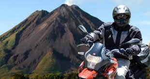 Pete Memo Tinito Y Elena Fueron A Visitarlo En Dos Motociclestas El Volcan Famoso Esta En Cartago La Primera C Escorted Tours Adventure Motorcycling Tours