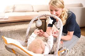 Die wippe bungee deluxe ist ideal zum füttern und schlafen. Hauck Bungee Deluxe Babywippe Ab Geburt Bis 9 Kg Mit Schaukelfunktion Spielbogen Verstellbare Ruckenlehne Sicherheitsgurt Tragegriffe Kippsicher Tragbar Beige Amazon De Baby