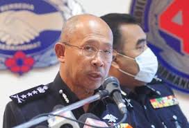 Para pembeli dan penjual mencari update harga kopra kering dan basah agar bisa mentaksir keuntungan. Geng Sumpah Berdarah Kecundang Utusan Digital