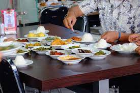 Makan siang yang enak sumber gambar: Nikmati Sensasi Makan Enak Di Rumah Makan Padang Ala Orang Minang